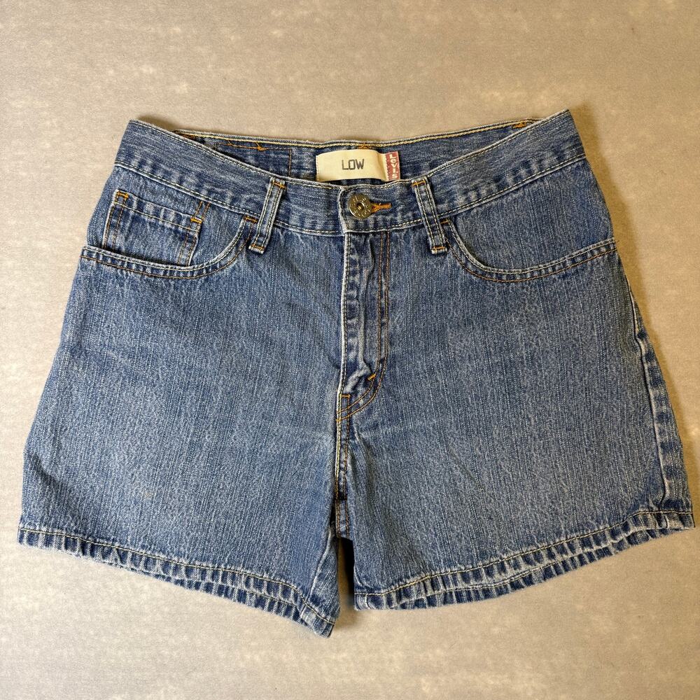 Vtg womens Levi's low rise denim shorts - 4 in inseam blue no holes size S